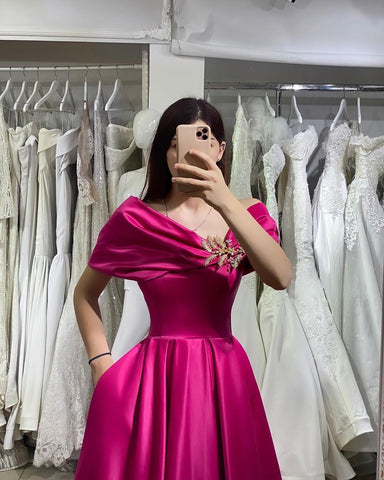 Vestido de fiesta largo de satén con hombros descubiertos y bolsillos en forma de A