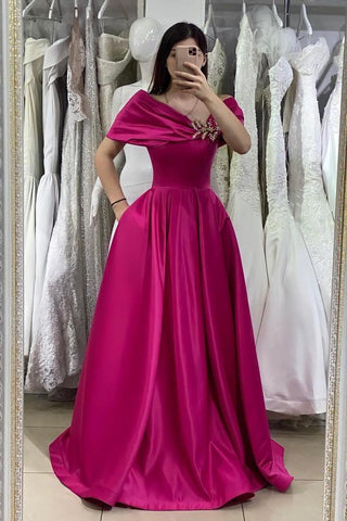 Vestido de fiesta largo de satén con hombros descubiertos y bolsillos en forma de A