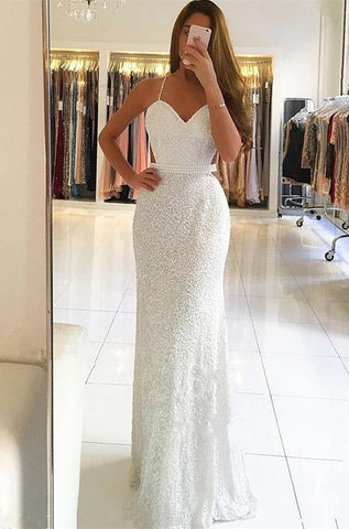 Vestido de fiesta blanco largo con escote en forma de corazón y cuentas