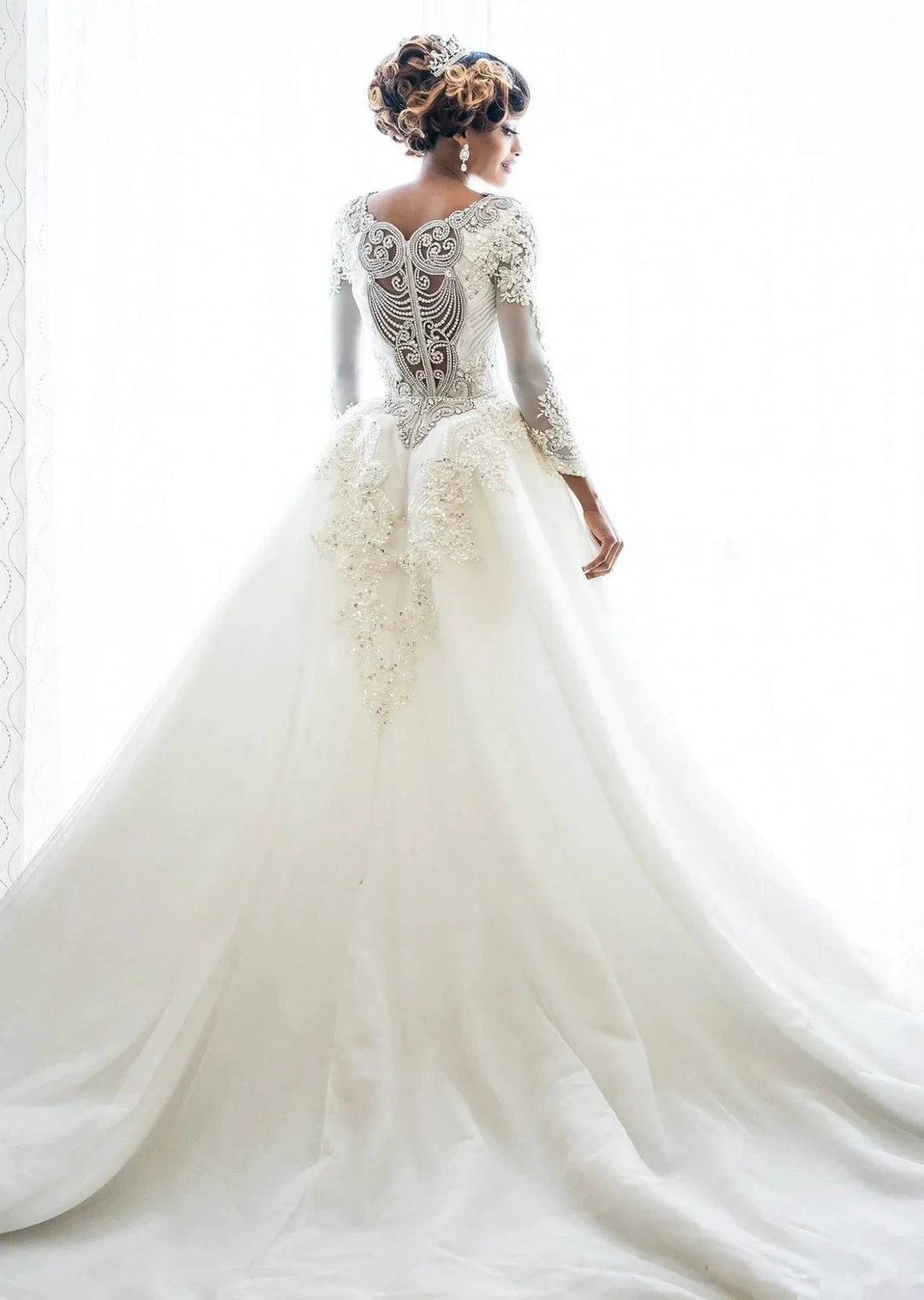 Abiti da sposa con maniche lunghe, perline a sirena, applicazioni di pizzo e sopragonna