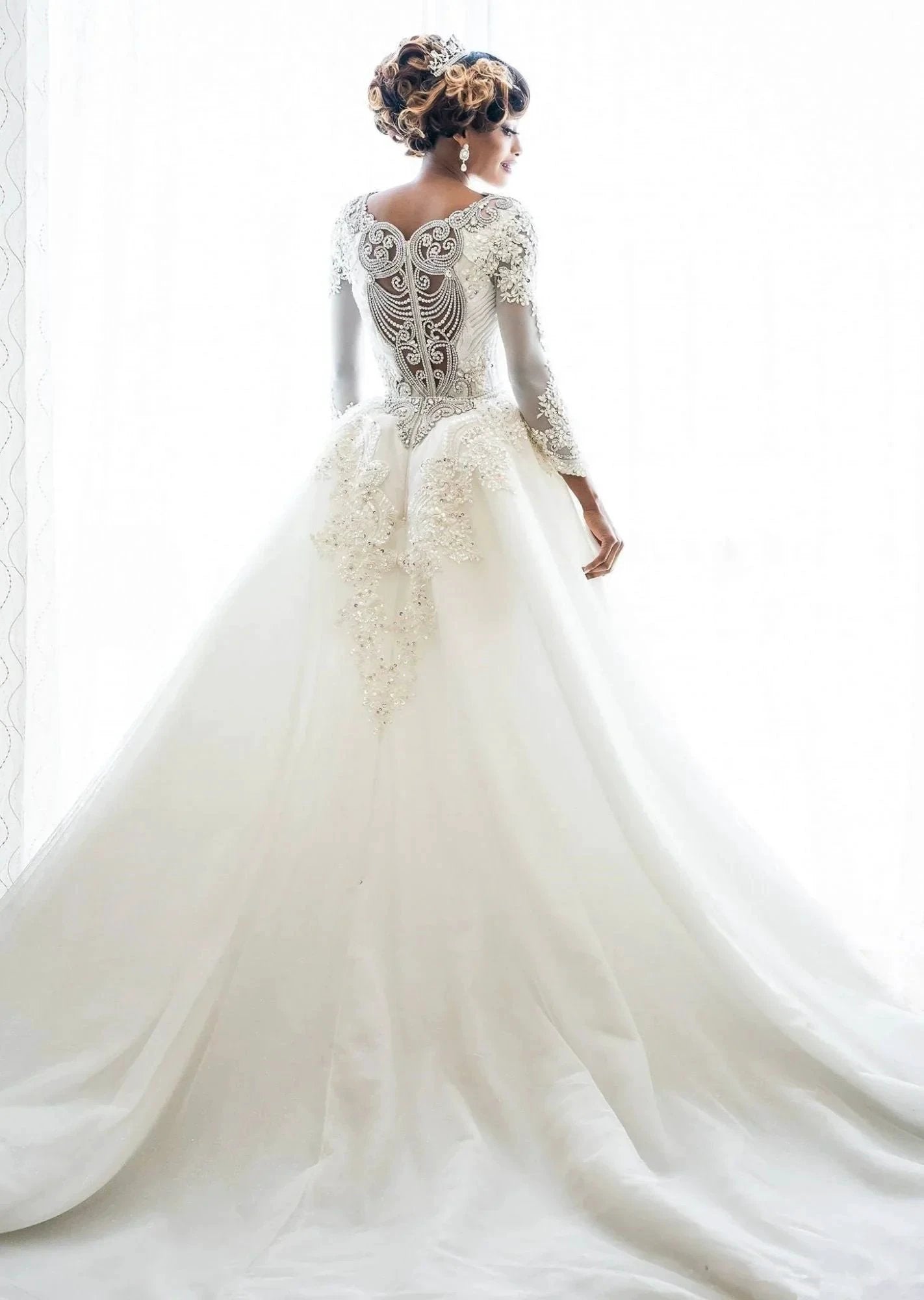 Vestido de novia de manga larga con apliques de encaje y cuentas de sirena con sobrefalda