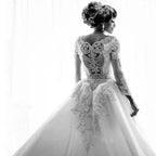 Vestido de novia de manga larga con apliques de encaje y cuentas de sirena con sobrefalda