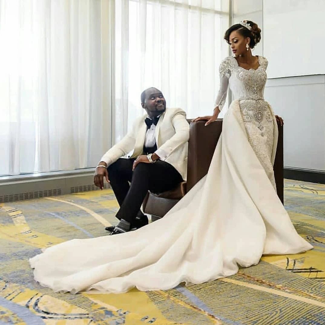 Vestido de novia de manga larga con apliques de encaje y cuentas de sirena con sobrefalda