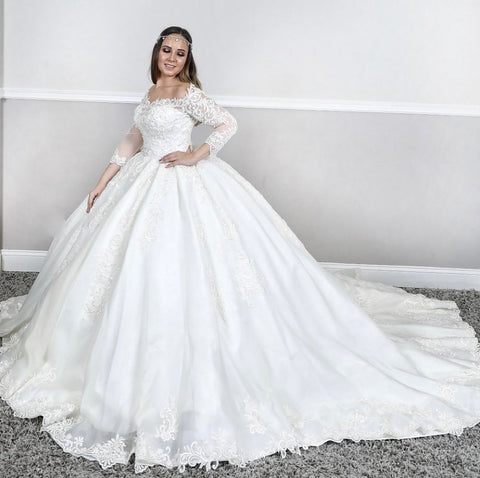 Vestido de novia princesa con escote cuadrado, mangas largas y encaje abullonado