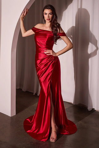 Vestido largo con hombros descubiertos y cola amplia