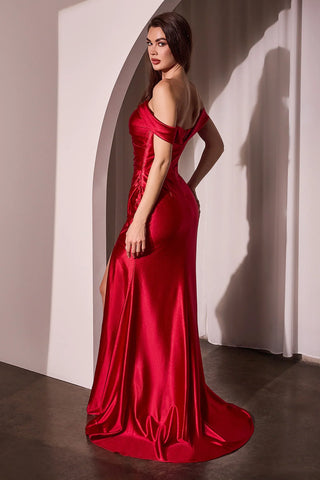 Vestido largo con hombros descubiertos y cola amplia