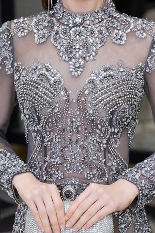 Luxuriöses, langes Ballkleid aus transparentem Tüll mit hohem Halsausschnitt und glitzernder Perlenbesatz