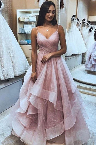 Maravilloso vestido de fiesta largo con escote en V, tirantes finos y volantes en cascada