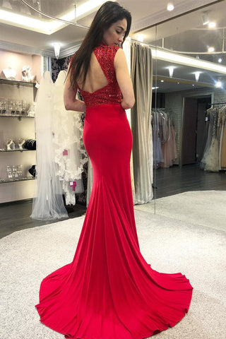 Vestido de fiesta largo de satén con cuentas y escote barco y sirena con espalda abierta