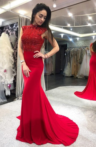 Vestido de fiesta largo de satén con cuentas y escote barco y sirena con espalda abierta