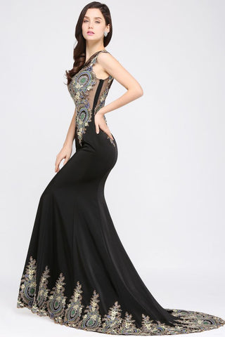 Vestido de noche negro sin mangas con cola de sirena y apliques