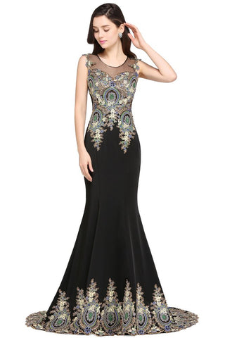 Vestido de noche negro sin mangas con cola de sirena y apliques