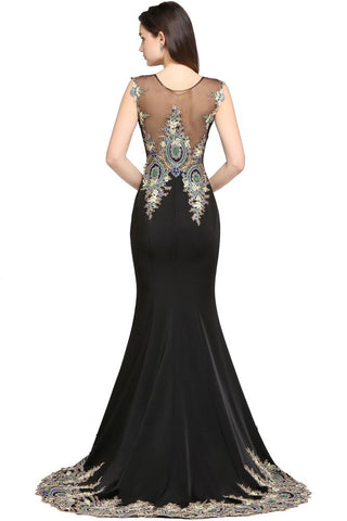 Vestido de noche negro sin mangas con cola de sirena y apliques