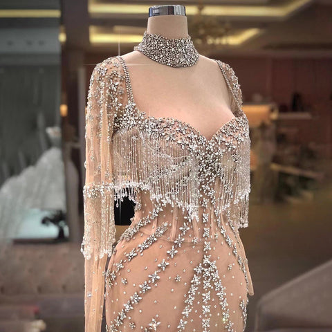 Vestido de fiesta moderno de sirena largo con cuentas, mangas largas y cola