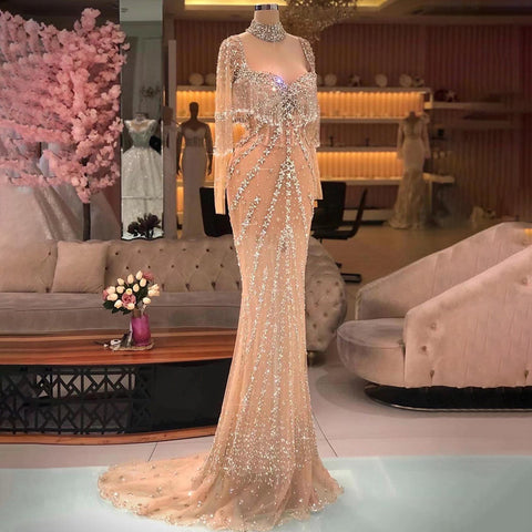 Vestido de fiesta moderno de sirena largo con cuentas, mangas largas y cola