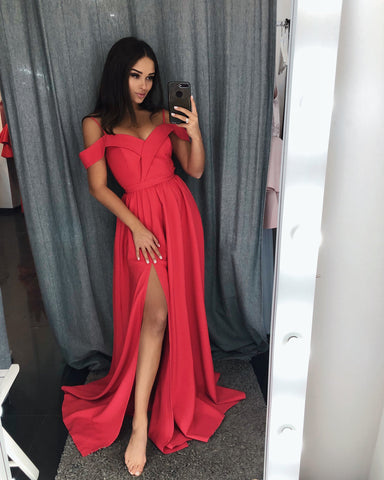 Vestido de fiesta largo moderno rojo de corte A con hombros descubiertos y abertura
