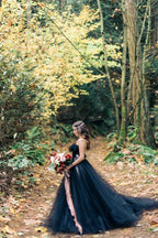 Robe de mariée noire modeste longue en tulle, ligne princesse évasée, bustier sans bretelles avec appliques en dentelle