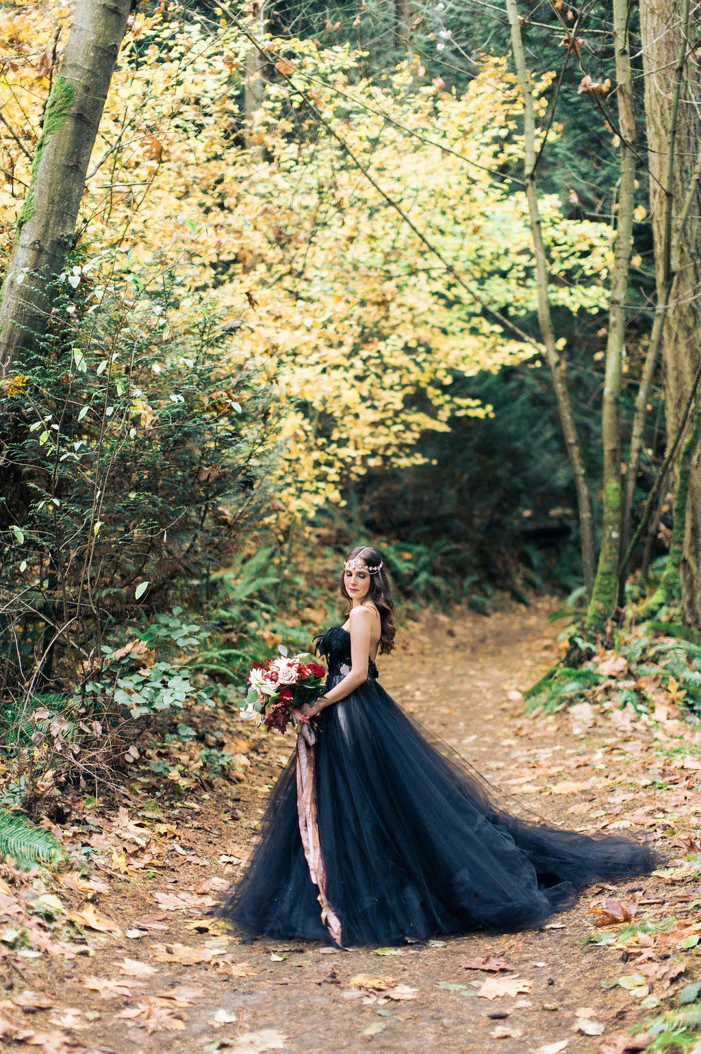 Robe de mariée noire modeste longue en tulle, ligne princesse évasée, bustier sans bretelles avec appliques en dentelle