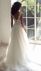 Vestido de novia modesto largo de corte A de tul con espalda descubierta y encaje