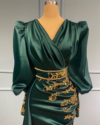Schlichtes langes Meerjungfrau-Ballkleid aus Satin mit Perlenbesatz und V-Ausschnitt und Ärmeln