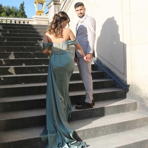 Vestido de fiesta de sirena de satén con hombros descubiertos y abertura, modesto y largo