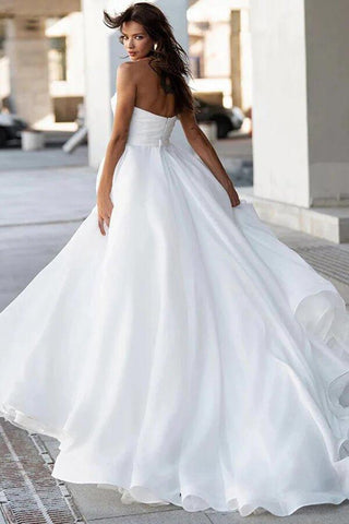 Glamorosos vestidos de novia modestos de satén con escote en A y perlas MW1024