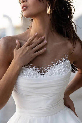Glamorosos vestidos de novia modestos de satén con escote en A y perlas MW1024