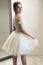 فستان العودة إلى الوطن بقصة الكتف المكشوفة وياقة القلب مع تطريزات خرز PD059