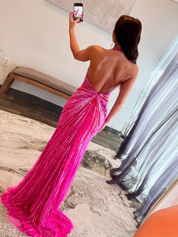 Vestido de fiesta fucsia con cuello halter, sirena, cuentas y abertura