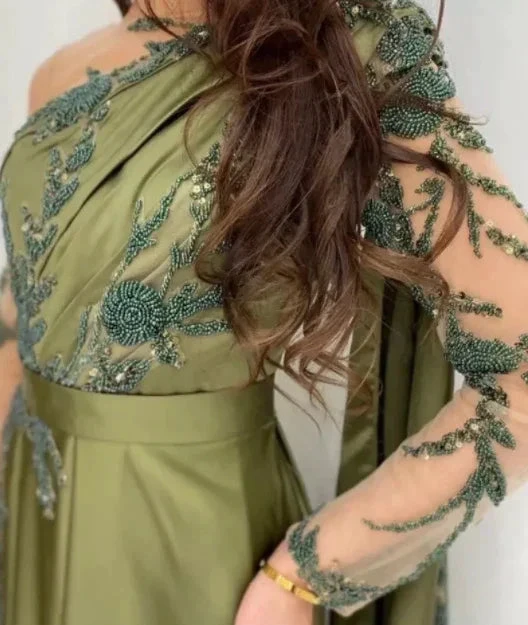 Vestido de noite de um ombro com capa e mangas compridas