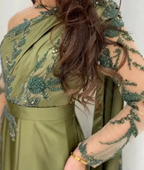 Vestido de noite de um ombro com capa e mangas compridas