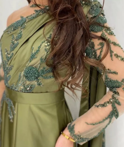 Vestido de noche de un solo hombro con capa y mangas largas