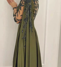 Vestido de noite de um ombro com capa e mangas compridas