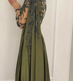 Vestido de noite de um ombro com capa e mangas compridas