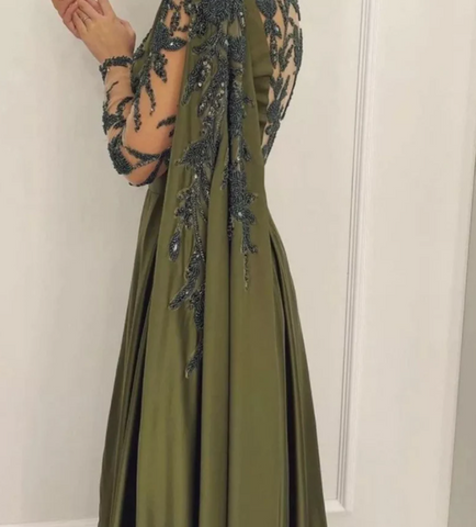 Vestido de noche de un solo hombro con capa y mangas largas