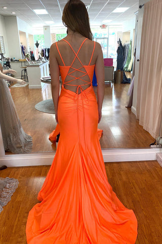 Vestido de fiesta largo color naranja con escote sirena, tirantes finos, espalda descubierta y abertura