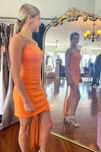 Vestito corto arancione da cerimonia con una spalla, perline e nappina