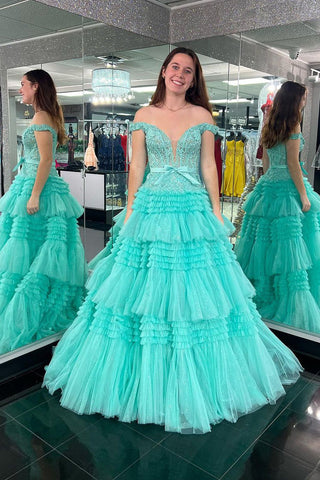 Vestido de fiesta largo rosa de tul con volantes y hombros descubiertos con lazo