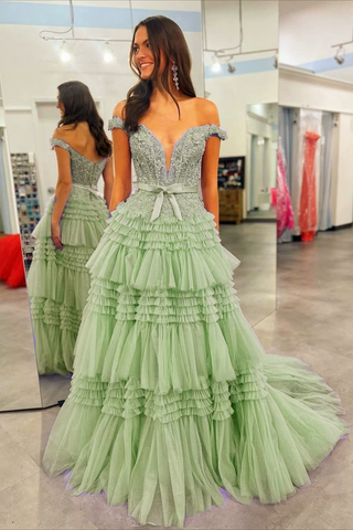 Vestido de fiesta largo rosa de tul con volantes y hombros descubiertos con lazo