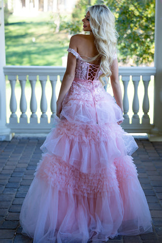 Vestido de fiesta largo rosa de tul con volantes y hombros descubiertos con lazo