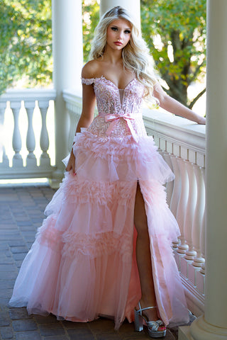 Vestido de fiesta largo rosa de tul con volantes y hombros descubiertos con lazo