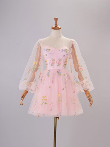 Vestido de cóctel corto de tul con mangas abullonadas y bordado de corazón