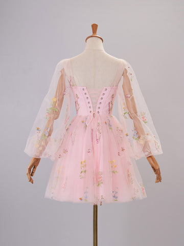 Vestido de cóctel corto de tul con mangas abullonadas y bordado de corazón