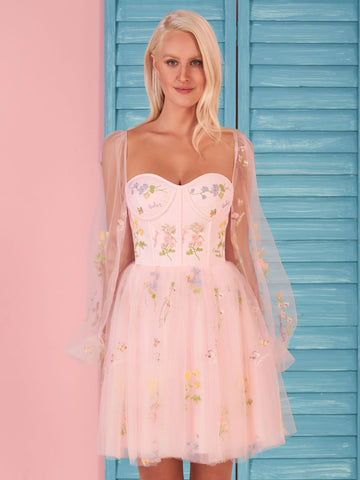 Vestido de cóctel corto de tul con mangas abullonadas y bordado de corazón
