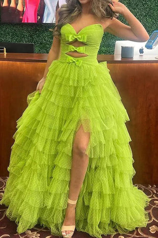 Trägerloses Ballkleid mit Rüschen und Punkten und Schlüssellöchern