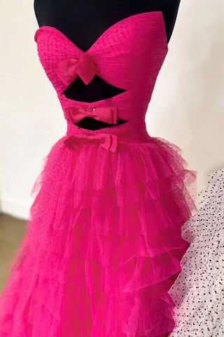 Trägerloses Ballkleid mit Rüschen und Punkten und Schlüssellöchern