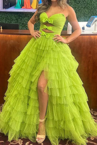 Trägerloses Ballkleid mit Rüschen und Punkten und Schlüssellöchern