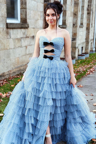 Trägerloses Ballkleid mit Rüschen und Punkten und Schlüssellöchern