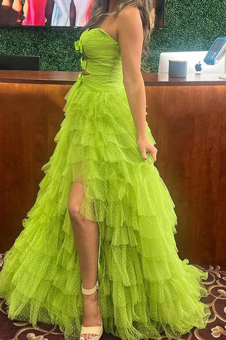 Trägerloses Ballkleid mit Rüschen und Punkten und Schlüssellöchern