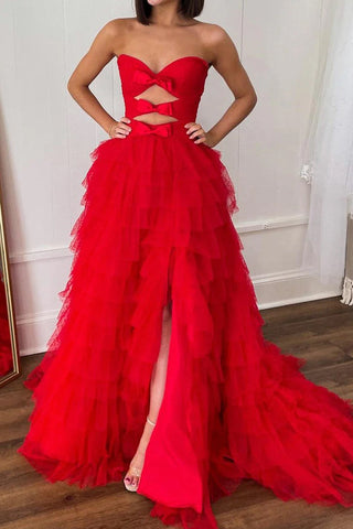 Trägerloses Ballkleid mit Rüschen und Punkten und Schlüssellöchern